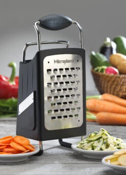 Microplane Rasp Boxgrater - Fijn / Medium Ribbon / Extra Grof 3 Microplane Rasp Boxgrater - Fijn / Medium Ribbon / Extra Grof -Praktische Winkel Voor Keukenbenodigdheden Microplane Specialty 34006 Box grater Grating results 1