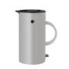 Stelton Waterkoker EM77 Light Grey 1.5 Liter 2 Stelton Waterkoker EM77 Light Grey 1.5 Liter -Praktische Winkel Voor Keukenbenodigdheden OL 890 2 EM77 electric kettle light grey