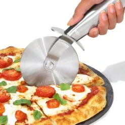 OXO Good Grips Pizzasnijder Steel 4 OXO Good Grips Pizzasnijder Steel -Praktische Winkel Voor Keukenbenodigdheden Oxo Pizzasnijdder Steel 2