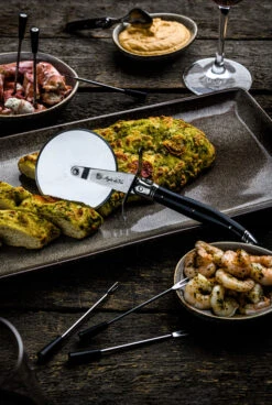 Laguiole Style De Vie Pizzasnijder Premium Line Zwart 4 Laguiole Style De Vie Pizzasnijder Premium Line Zwart -Praktische Winkel Voor Keukenbenodigdheden PrPizzaSnijder 2