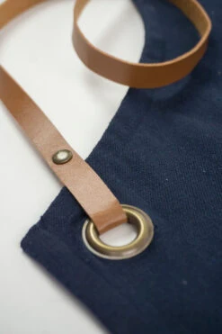 KOOK Keukenschort Recycled Donkerblauw 90 X 70 Cm 4 KOOK Keukenschort Recycled Donkerblauw 90 X 70 Cm -Praktische Winkel Voor Keukenbenodigdheden R21.095