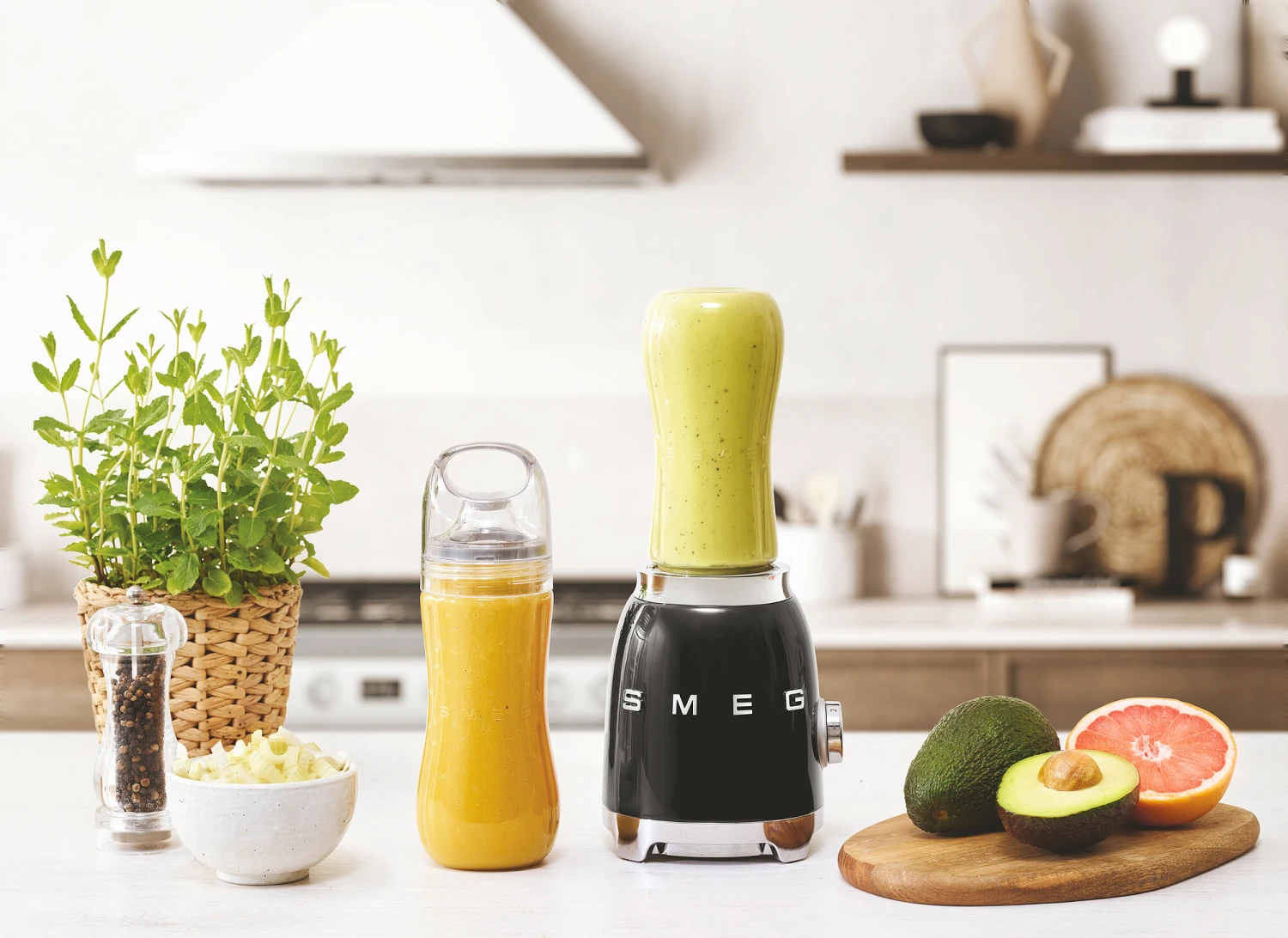 SMEG Smoothie Blender - compact - Zwart - 600 ml - PBF01BLEU SMEG Smoothie Blender - Compact - Zwart - 600 Ml - PBF01BLEU -Praktische Winkel Voor Keukenbenodigdheden WEB PBF01BLEU L03.eps