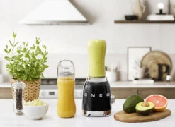 SMEG Smoothie Blender - Compact - Zwart - 600 Ml - PBF01BLEU 4 SMEG Smoothie Blender - Compact - Zwart - 600 Ml - PBF01BLEU -Praktische Winkel Voor Keukenbenodigdheden WEB PBF01BLEU L03.jpg