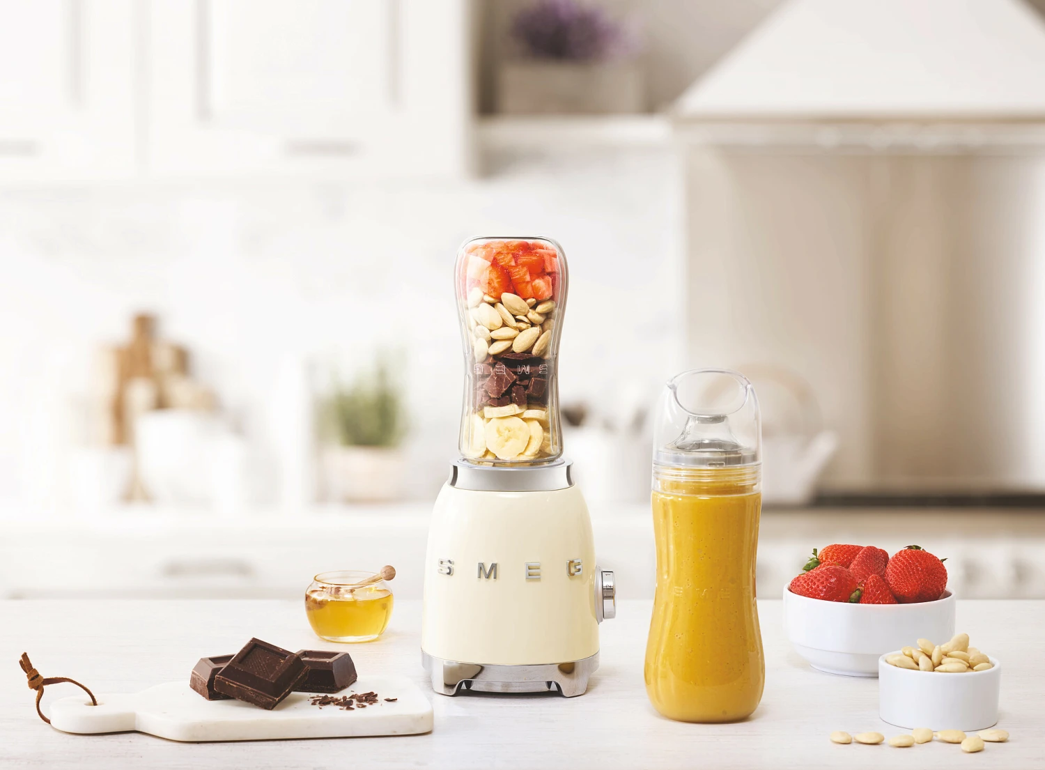 SMEG Smoothie Blender - compact - Creme - 600 ml - PBF01CREU SMEG Smoothie Blender - Compact - Creme - 600 Ml - PBF01CREU -Praktische Winkel Voor Keukenbenodigdheden WEB PBF01CREU L01.eps