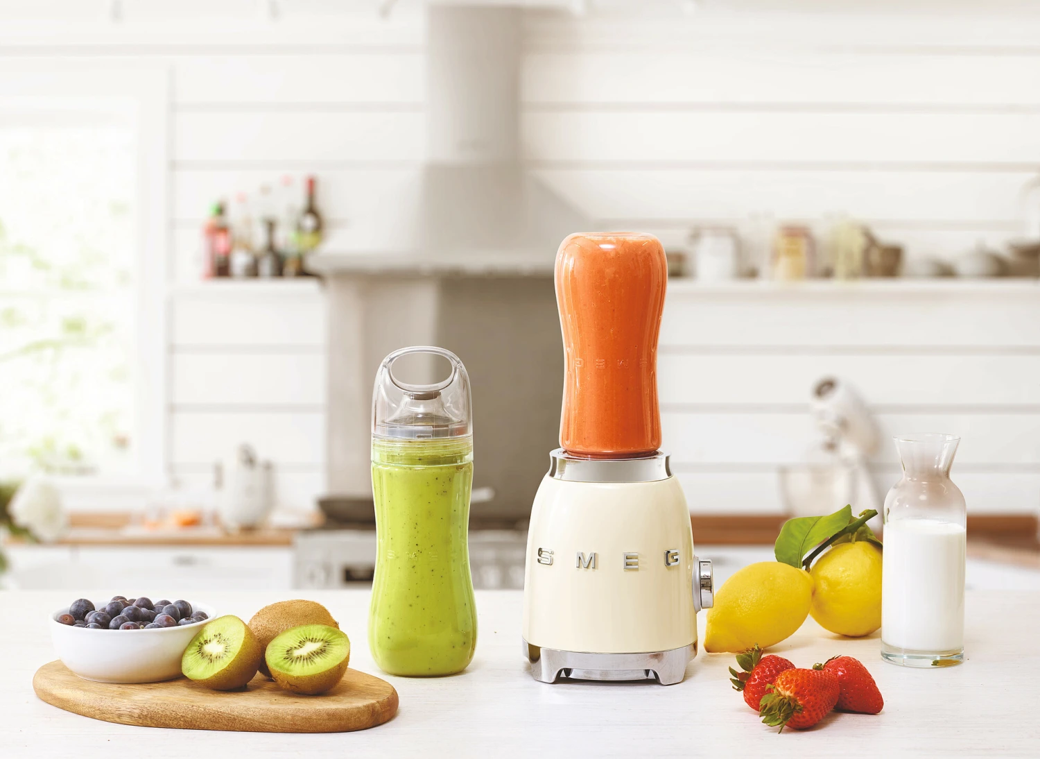 SMEG Smoothie Blender - compact - Creme - 600 ml - PBF01CREU SMEG Smoothie Blender - Compact - Creme - 600 Ml - PBF01CREU -Praktische Winkel Voor Keukenbenodigdheden WEB PBF01CREU L02.eps