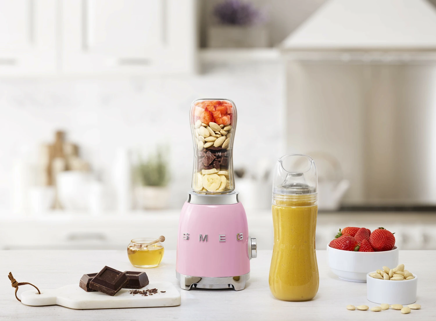 SMEG Smoothie Blender - compact - Roze - 600 ml - PBF01PKEU SMEG Smoothie Blender - Compact - Roze - 600 Ml - PBF01PKEU -Praktische Winkel Voor Keukenbenodigdheden WEB PBF01PKEU L01.jpg