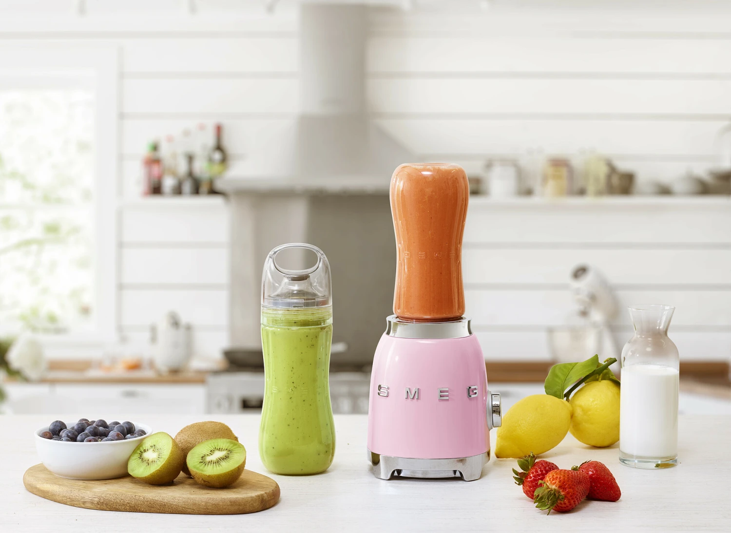 SMEG Smoothie Blender - compact - Roze - 600 ml - PBF01PKEU SMEG Smoothie Blender - Compact - Roze - 600 Ml - PBF01PKEU -Praktische Winkel Voor Keukenbenodigdheden WEB PBF01PKEU L02.jpg