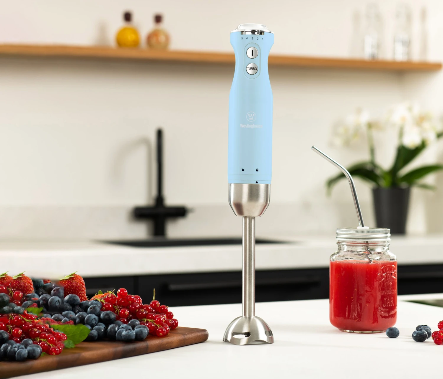 Westinghouse Staafmixer Retro Collections - 600 W - blauw - WKHBS270BU Westinghouse Staafmixer Retro Collections - 600 W - Blauw - WKHBS270BU -Praktische Winkel Voor Keukenbenodigdheden WKHB270BU Hand Blender Lifestyle scaled 1