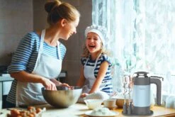 Westinghouse Handmixer Retro Collections - 6 Standen - Blauw - WKHM250BU 3 Westinghouse Handmixer Retro Collections - 6 Standen - Blauw - WKHM250BU -Praktische Winkel Voor Keukenbenodigdheden WKHM250BU Hand Mixer BLUE Lifestyle