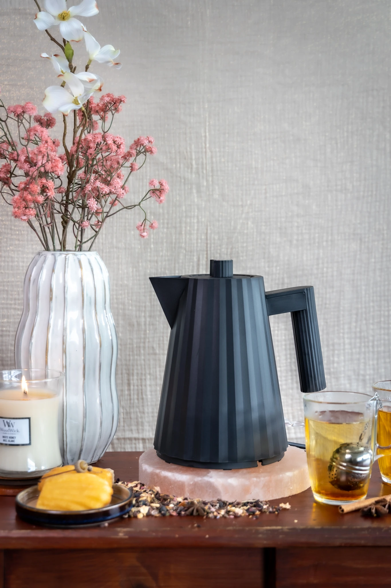 Alessi Waterkoker Plissé - droogkookbeveiliging - Zwart - Michele de Lucchi - 1 liter - MDL06/1 B Alessi Waterkoker Plissé - Droogkookbeveiliging - Zwart - Michele De Lucchi - 1 Liter - MDL06/1 B -Praktische Winkel Voor Keukenbenodigdheden alessi waterkoker 1 1