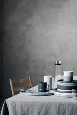 Blomus Schenkkan Pilare - Mirage Grey - 1 Liter -Praktische Winkel Voor Keukenbenodigdheden blomus mio 25