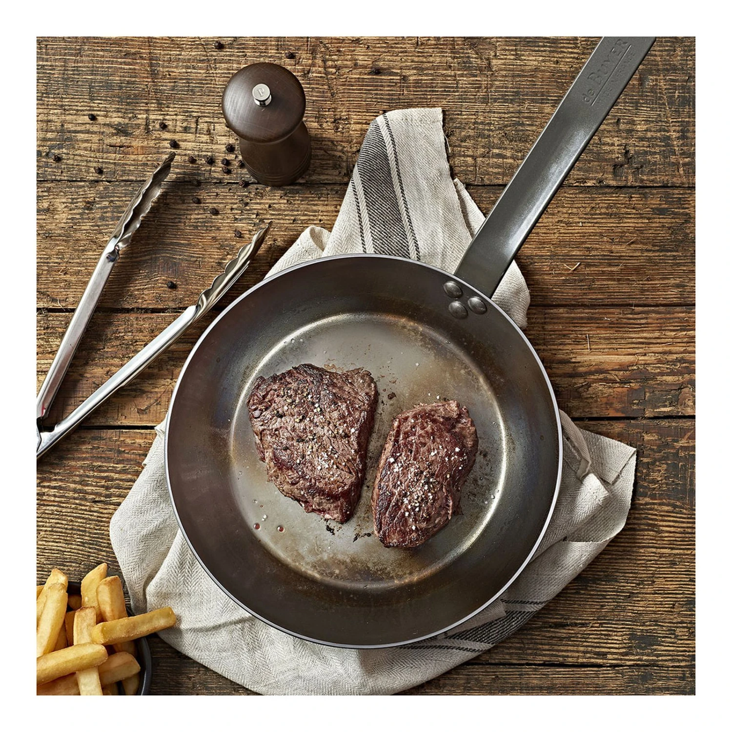 De Buyer Steaklover Box ( 1 koekenpan Mineral B ø 26cm, 1 pepermolen en 1 grilltang) - zonder anti-aanbaklaag De Buyer Steaklover Box ( 1 Koekenpan Mineral B ø 26cm, 1 Pepermolen En 1 Grilltang) - Zonder Anti-aanbaklaag -Praktische Winkel Voor Keukenbenodigdheden box steaklover