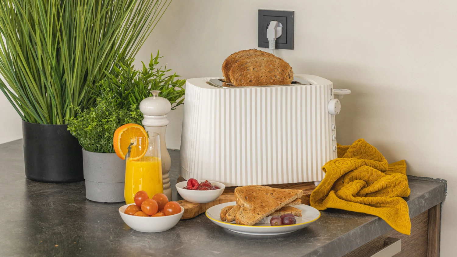 Alessi Broodrooster Plissé - 6 standen - Wit - Michele de Lucchi - MDL08 W Alessi Broodrooster Plissé - 6 Standen - Wit - Michele De Lucchi - MDL08 W -Praktische Winkel Voor Keukenbenodigdheden broodrooster 3 scaled