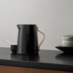 Stelton Thermoskan Emma Black 1 Liter 3 Stelton Thermoskan Emma Black 1 Liter -Praktische Winkel Voor Keukenbenodigdheden danish modern line half