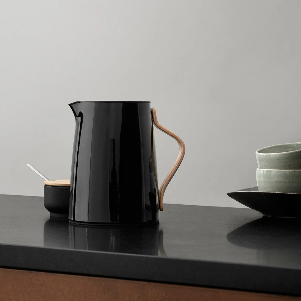 Stelton Thermoskan Emma Black 1 Liter Stelton Thermoskan Emma Black 1 Liter -Praktische Winkel Voor Keukenbenodigdheden danish modern line half