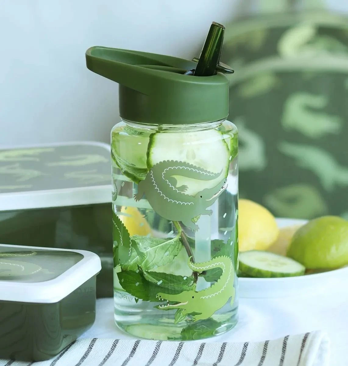 A Little Lovely Company Drinkfles / Waterfles - Krokodillen A Little Lovely Company Drinkfles / Waterfles - Krokodillen -Praktische Winkel Voor Keukenbenodigdheden dbcrgr63 lr 3 drink bottle crocodiles 1
