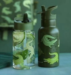 A Little Lovely Company Drinkfles / Waterfles - Krokodillen 4 A Little Lovely Company Drinkfles / Waterfles - Krokodillen -Praktische Winkel Voor Keukenbenodigdheden dbcrgr63 lr 5 drink bottle crocodiles 1
