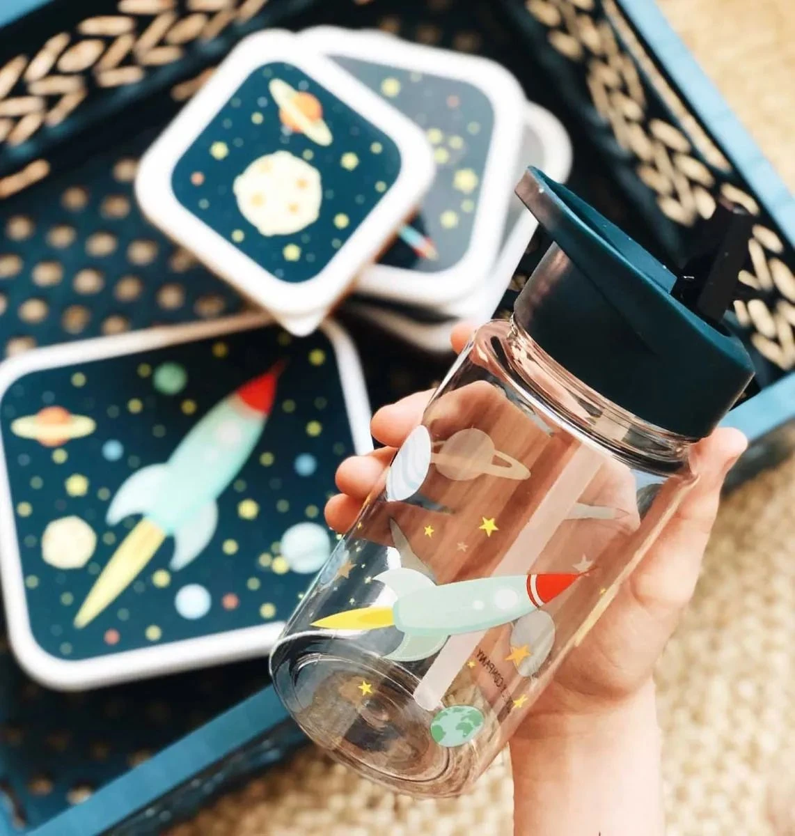 A Little Lovely Company Drinkfles / Waterfles - Ruimte A Little Lovely Company Drinkfles / Waterfles - Ruimte -Praktische Winkel Voor Keukenbenodigdheden dbspbu08 lr 6 drink bottle space