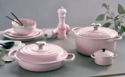 Le Creuset Zoutmolen - Shell Pink - 21 Cm 3 Le Creuset Zoutmolen - Shell Pink - 21 Cm -Praktische Winkel Voor Keukenbenodigdheden le creuset shell pink sfeerbeeld 3