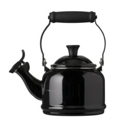 Le Creuset Fluitketel Demi - Ebbenzwart - 1.1 Liter 3 Le Creuset Fluitketel Demi - Ebbenzwart - 1.1 Liter -Praktische Winkel Voor Keukenbenodigdheden le creuset fluitketel zwart 1.1l