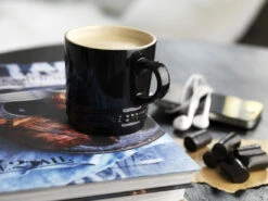 Le Creuset Mok - Ebbenzwart - 350 Ml 4 Le Creuset Mok - Ebbenzwart - 350 Ml -Praktische Winkel Voor Keukenbenodigdheden le creuset theemok zwart sfeer