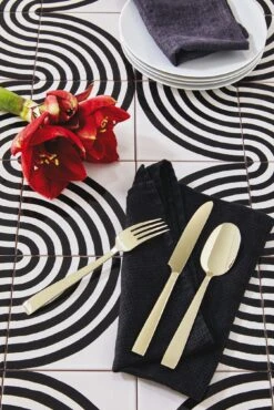 Sambonet Bestekset Flat - Champagne - 24 Delig / 6 Personen 4 Sambonet Bestekset Flat - Champagne - 24 Delig / 6 Personen -Praktische Winkel Voor Keukenbenodigdheden sambonet bestekset flat champagne sfeer3