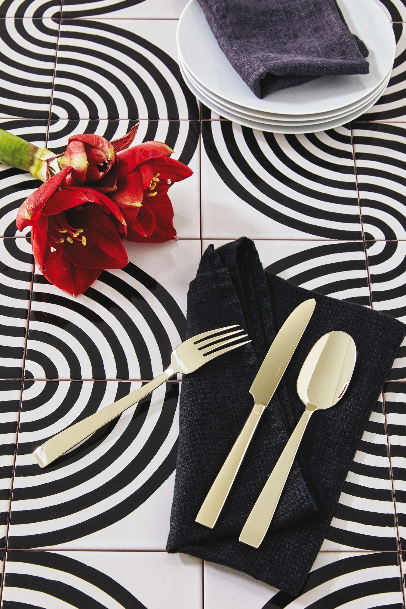 Sambonet Bestekset Flat - Champagne - 24 delig / 6 personen Sambonet Bestekset Flat - Champagne - 24 Delig / 6 Personen -Praktische Winkel Voor Keukenbenodigdheden sambonet bestekset flat champagne sfeer3