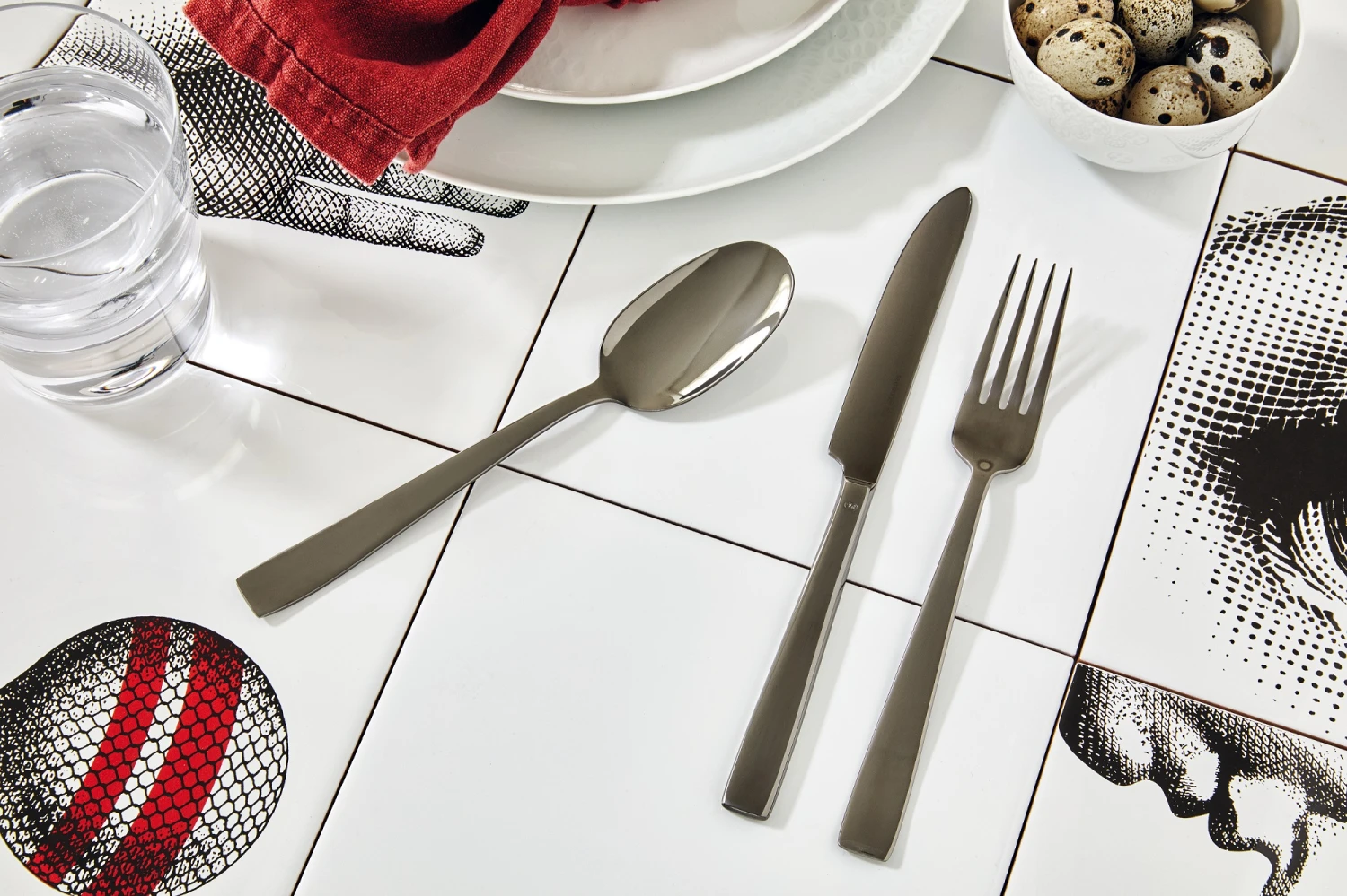 Sambonet Bestekset Flat - Zwart - 24 delig / 6 personen Sambonet Bestekset Flat - Zwart - 24 Delig / 6 Personen -Praktische Winkel Voor Keukenbenodigdheden sambonet bestekset flat zwart sfeer2