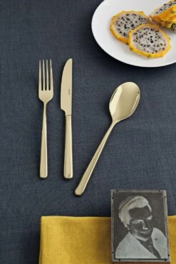 Sambonet Bestekset Linear - Champagne - 24 Delig / 6 Personen 4 Sambonet Bestekset Linear - Champagne - 24 Delig / 6 Personen -Praktische Winkel Voor Keukenbenodigdheden sambonet bestekset linear champagne sfeer