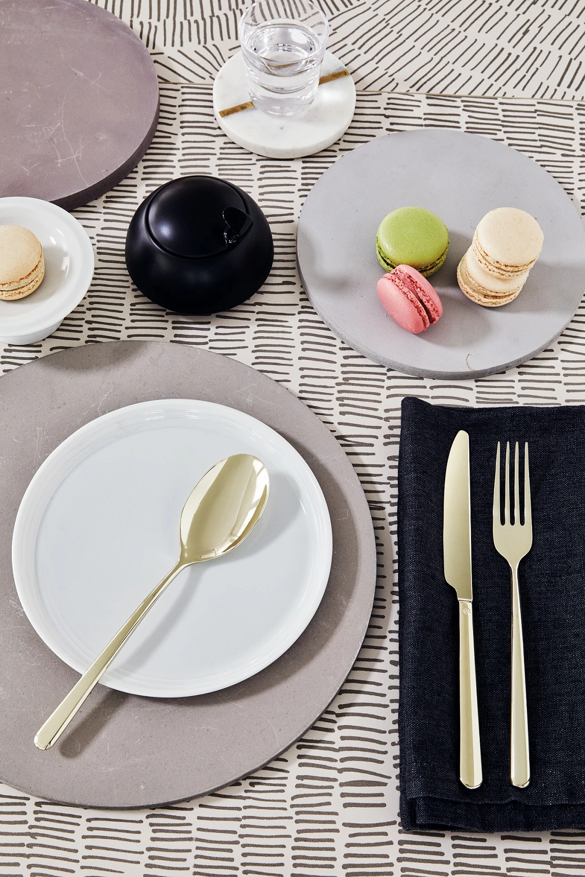 Sambonet Bestekset Linear - Champagne - 24 delig / 6 personen Sambonet Bestekset Linear - Champagne - 24 Delig / 6 Personen -Praktische Winkel Voor Keukenbenodigdheden sambonet bestekset linear champagne sfeer3