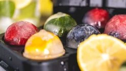 Sareva IJsblokjesvorm - 4 Ronde Ijsbollen - Siliconen - Easy Release - Herbruikbaar 4 Sareva IJsblokjesvorm - 4 Ronde Ijsbollen - Siliconen - Easy Release - Herbruikbaar -Praktische Winkel Voor Keukenbenodigdheden sereva ijs sfeer 24 1