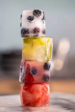 Sareva IJsblokjesvorm - 4 Grote Ijsblokjes - Siliconen - Easy Release - Herbruikbaar 5 Sareva IJsblokjesvorm - 4 Grote Ijsblokjes - Siliconen - Easy Release - Herbruikbaar -Praktische Winkel Voor Keukenbenodigdheden sereva ijs sfeer 6