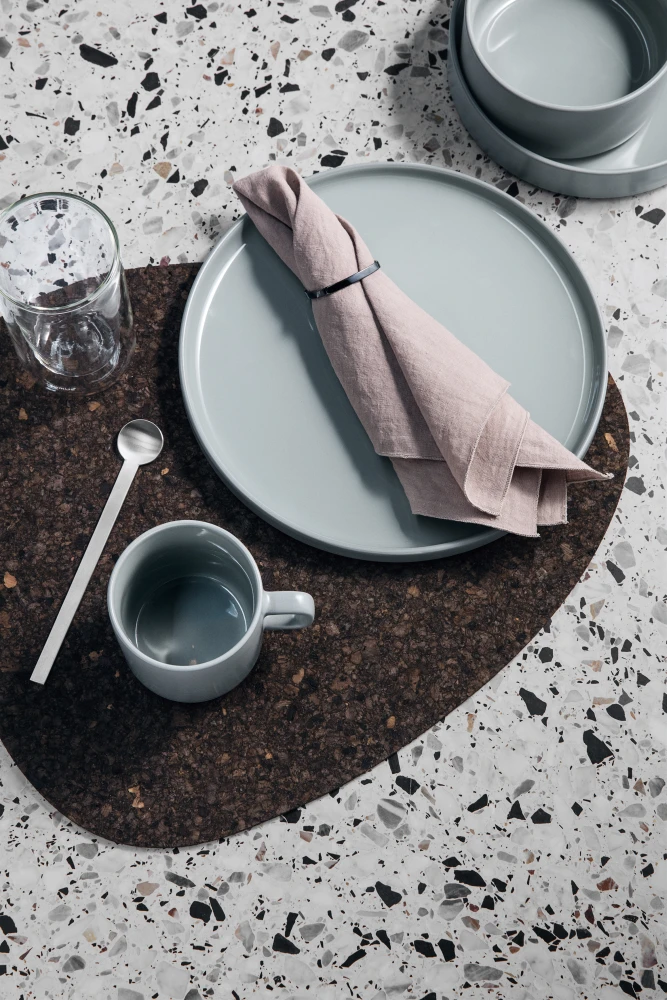 Blomus Schenkkan Pilare - Agave Green - 1 liter Blomus Schenkkan Pilare - Agave Green - 1 Liter -Praktische Winkel Voor Keukenbenodigdheden servies blomus mio 23