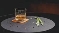 Jay Hill Onderzetters - Vegan Leer - Zwart / Cognac - Dubbelzijdig - 10 X 10 Cm - 6 Stuks 4 Jay Hill Onderzetters - Vegan Leer - Zwart / Cognac - Dubbelzijdig - 10 X 10 Cm - 6 Stuks -Praktische Winkel Voor Keukenbenodigdheden sfeer 11 2