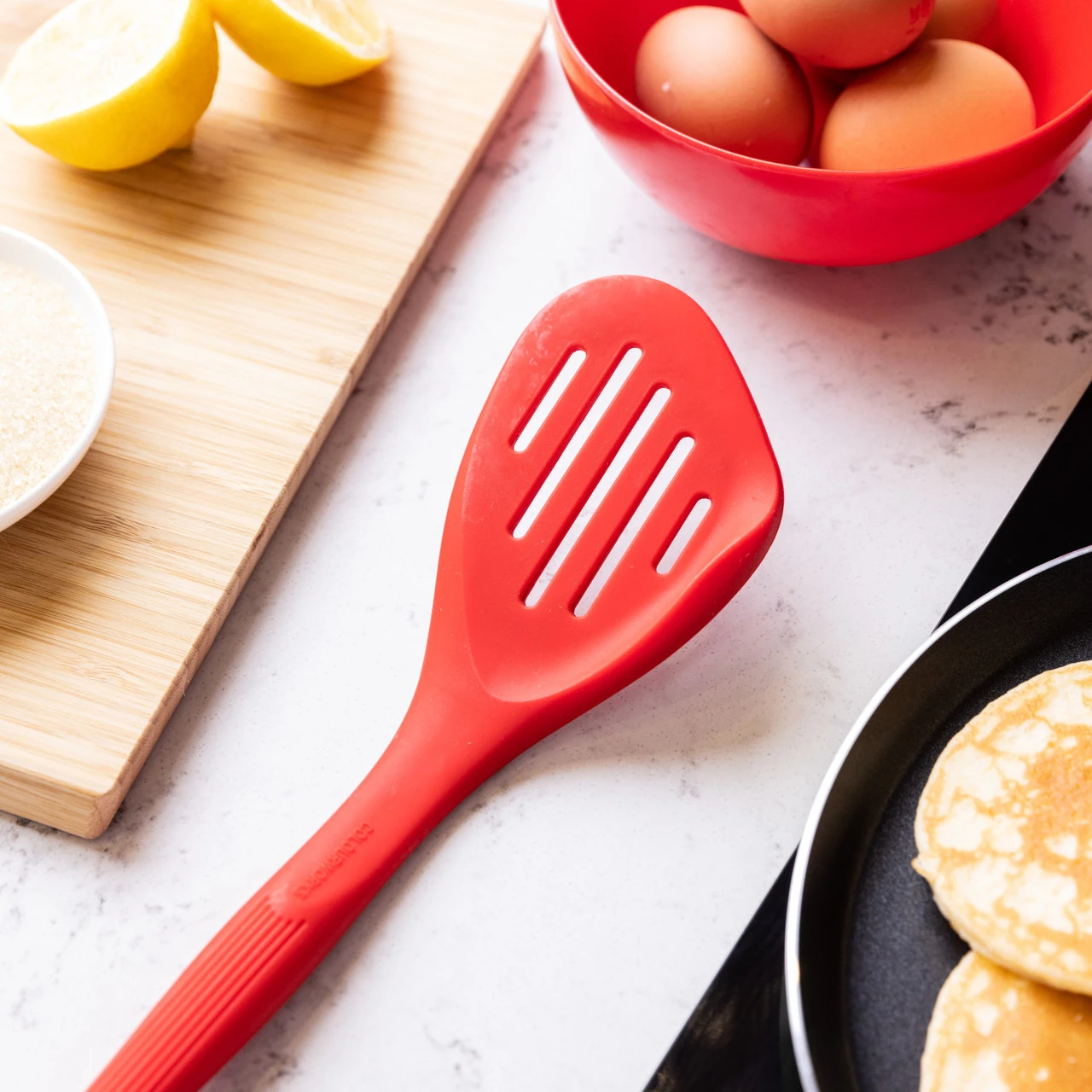 Colourworks Spatel Rood - 28 cm Colourworks Spatel Rood - 28 Cm -Praktische Winkel Voor Keukenbenodigdheden shu2mpmii5dudbobk6r4 37623