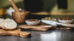 Jay Hill Kaasplank Tunea - Olijfhout - 18 X 16 Cm 6 Jay Hill Kaasplank Tunea - Olijfhout - 18 X 16 Cm -Praktische Winkel Voor Keukenbenodigdheden tunea 5 1