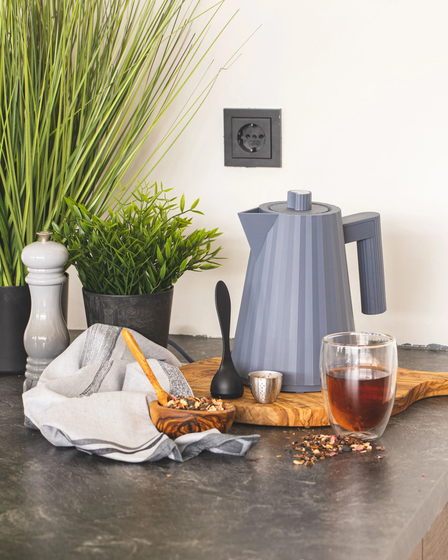 Alessi Waterkoker Plissé - droogkookbeveiliging - Grijs - Michele de Lucchi - 1 liter - MDL06/1 G Alessi Waterkoker Plissé - Droogkookbeveiliging - Grijs - Michele De Lucchi - 1 Liter - MDL06/1 G -Praktische Winkel Voor Keukenbenodigdheden waterkoker klein 4